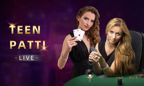 Meja permainan kartu dan chip casino yang siap dimainkan